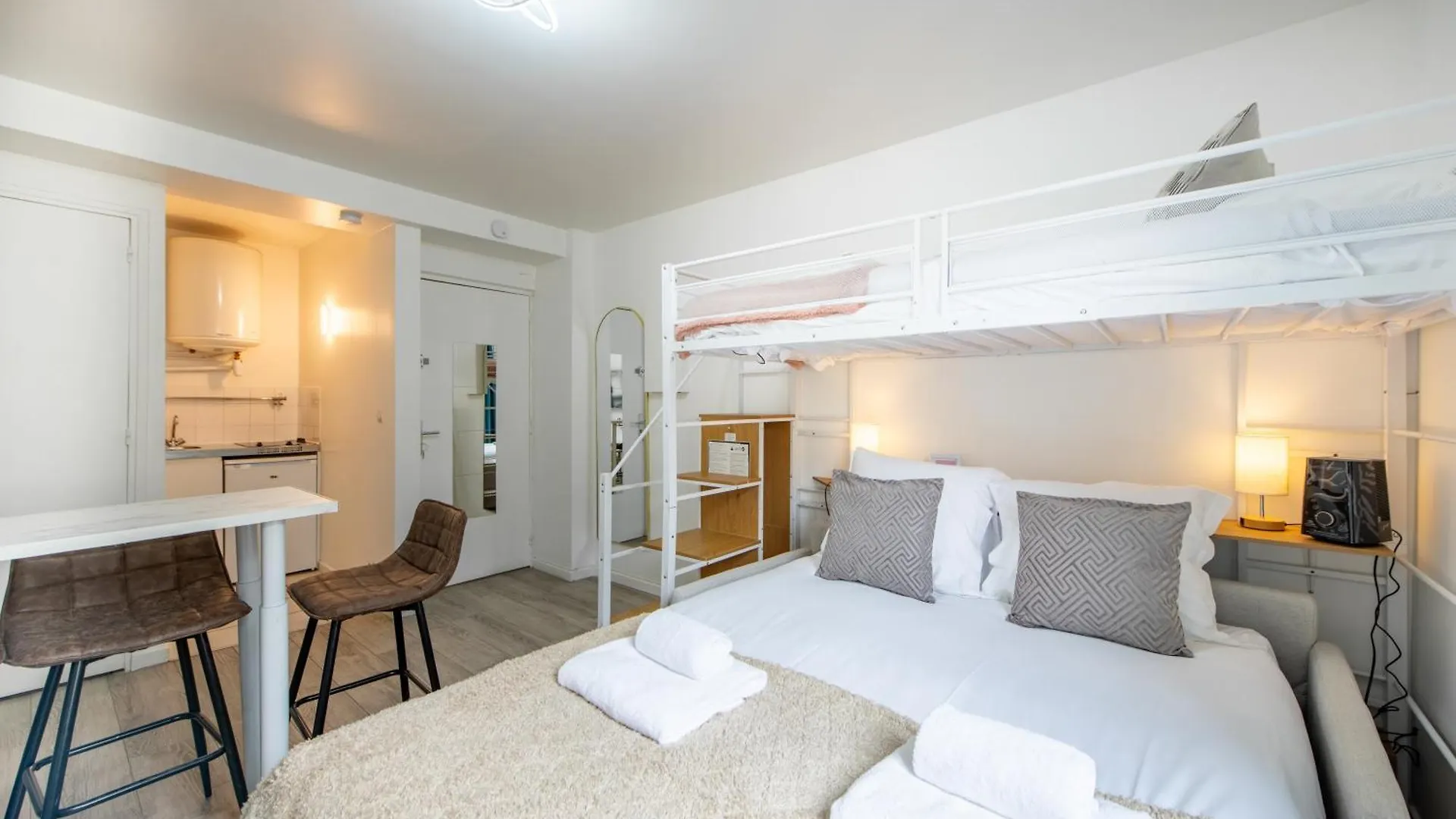 Best Deal! Modern Studio In Vibrant Area Only 5 Minutes By Walk To Metro - Central Location Paris Apartamento