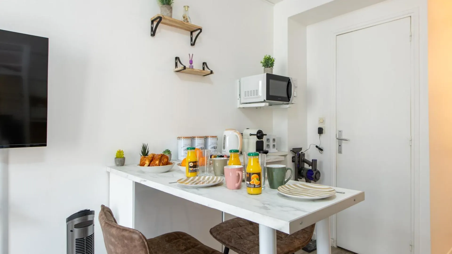 Best Deal! Modern Studio In Vibrant Area Only 5 Minutes By Walk To Metro - Central Location Paris França