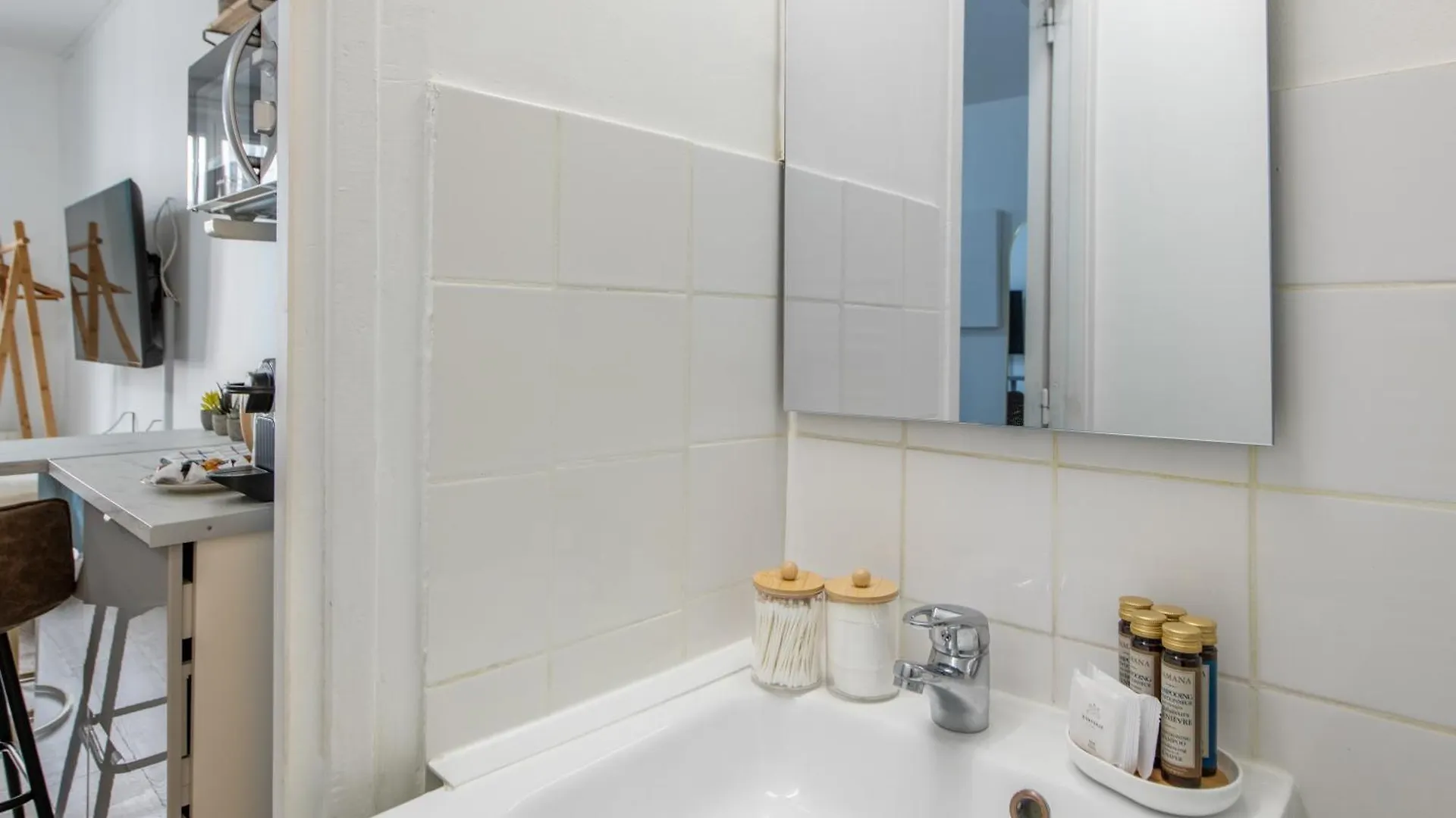 Best Deal! Modern Studio In Vibrant Area Only 5 Minutes By Walk To Metro - Central Location Paris