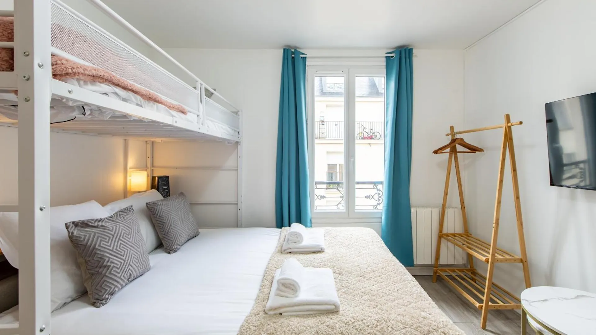 Best Deal! Modern Studio In Vibrant Area Only 5 Minutes By Walk To Metro - Central Location Parijs