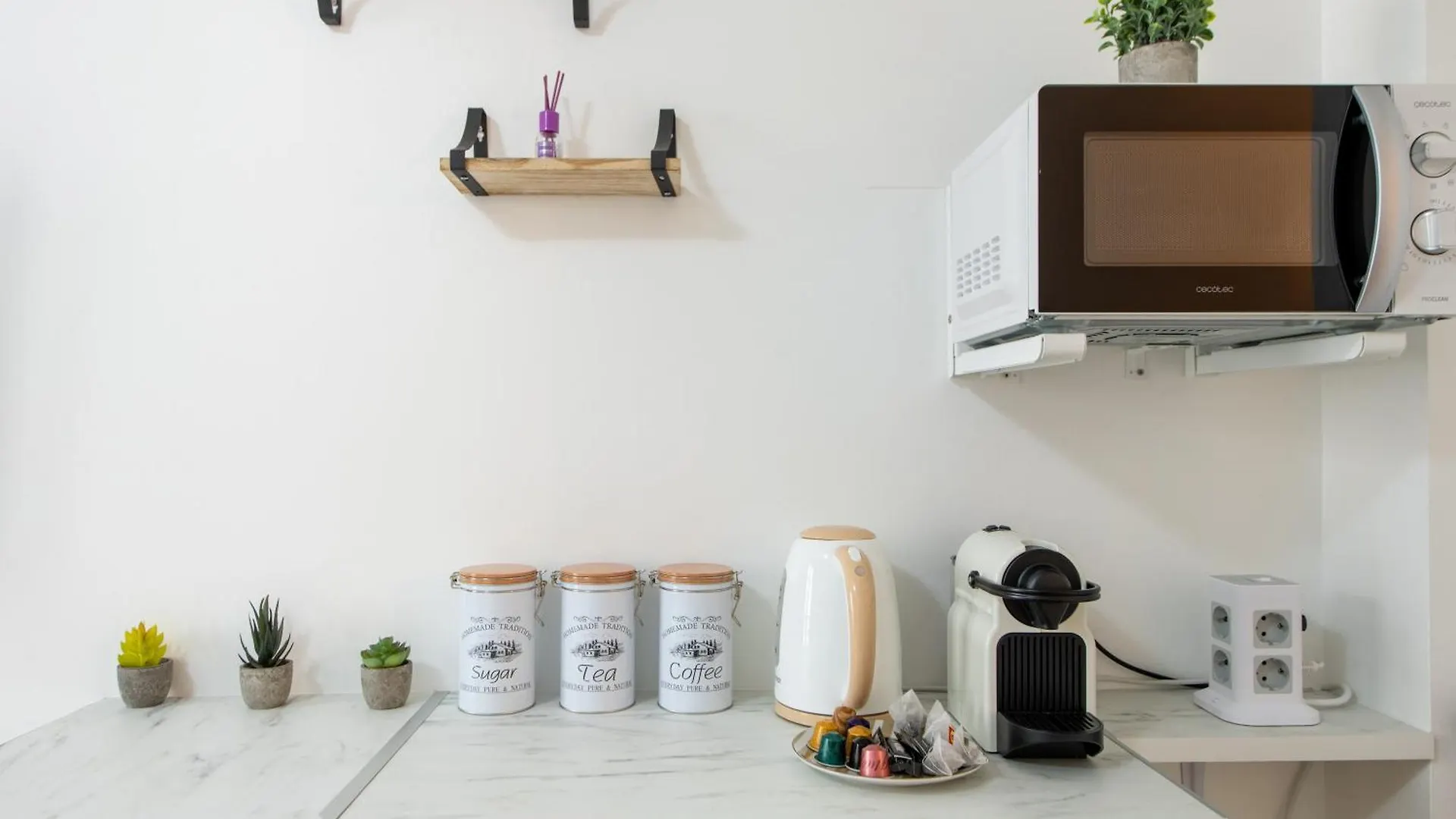 Best Deal! Modern Studio In Vibrant Area Only 5 Minutes By Walk To Metro - Central Location Parijs 0*,  Frankrijk