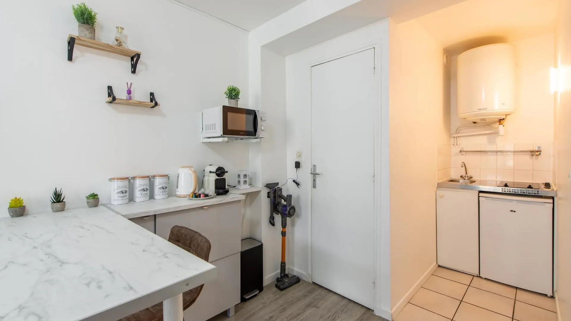 Best Deal! Modern Studio In Vibrant Area Only 5 Minutes By Walk To Metro - Central Location Parijs