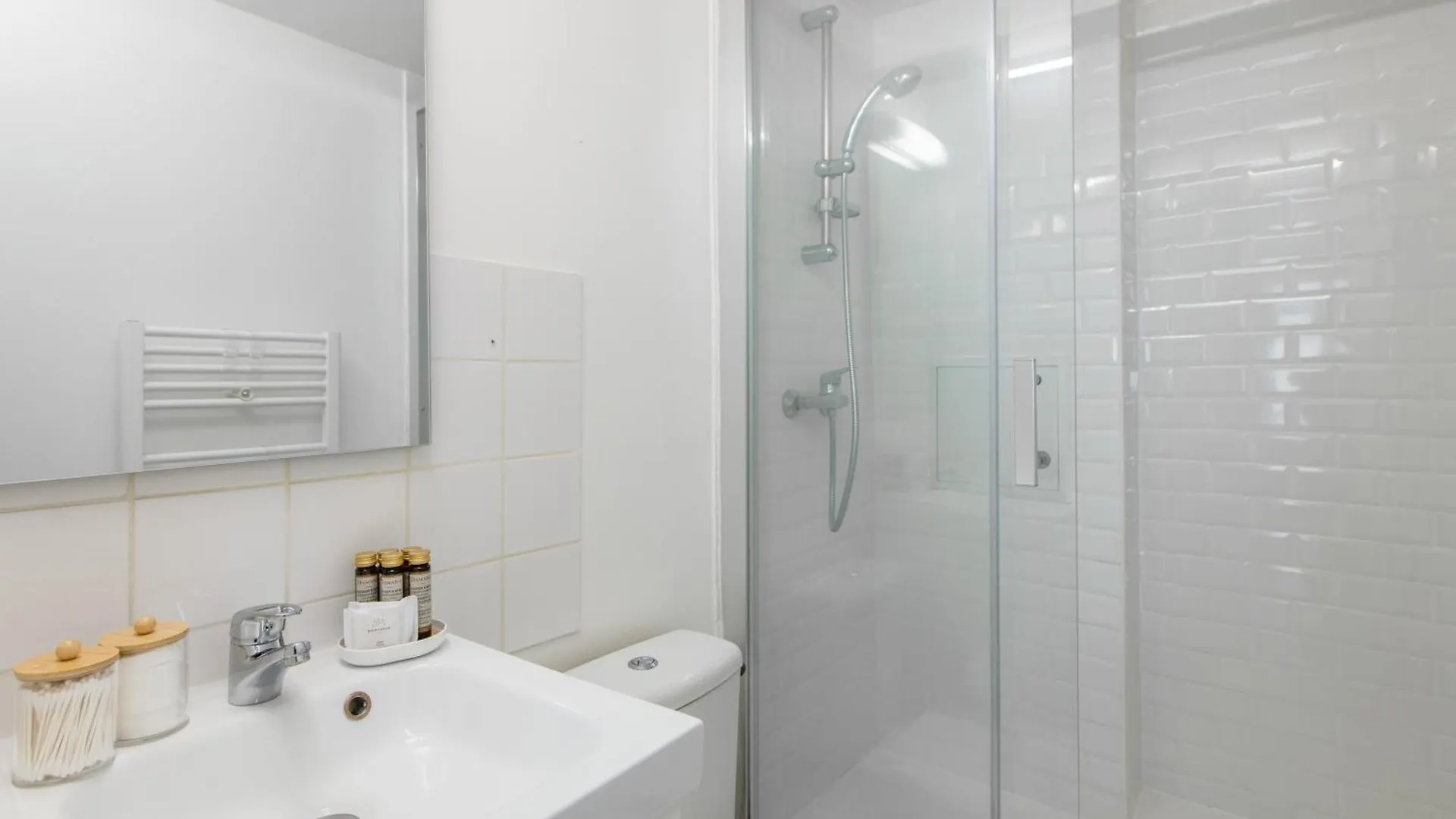 Appartement Best Deal! Modern Studio In Vibrant Area Only 5 Minutes By Walk To Metro - Central Location Parijs