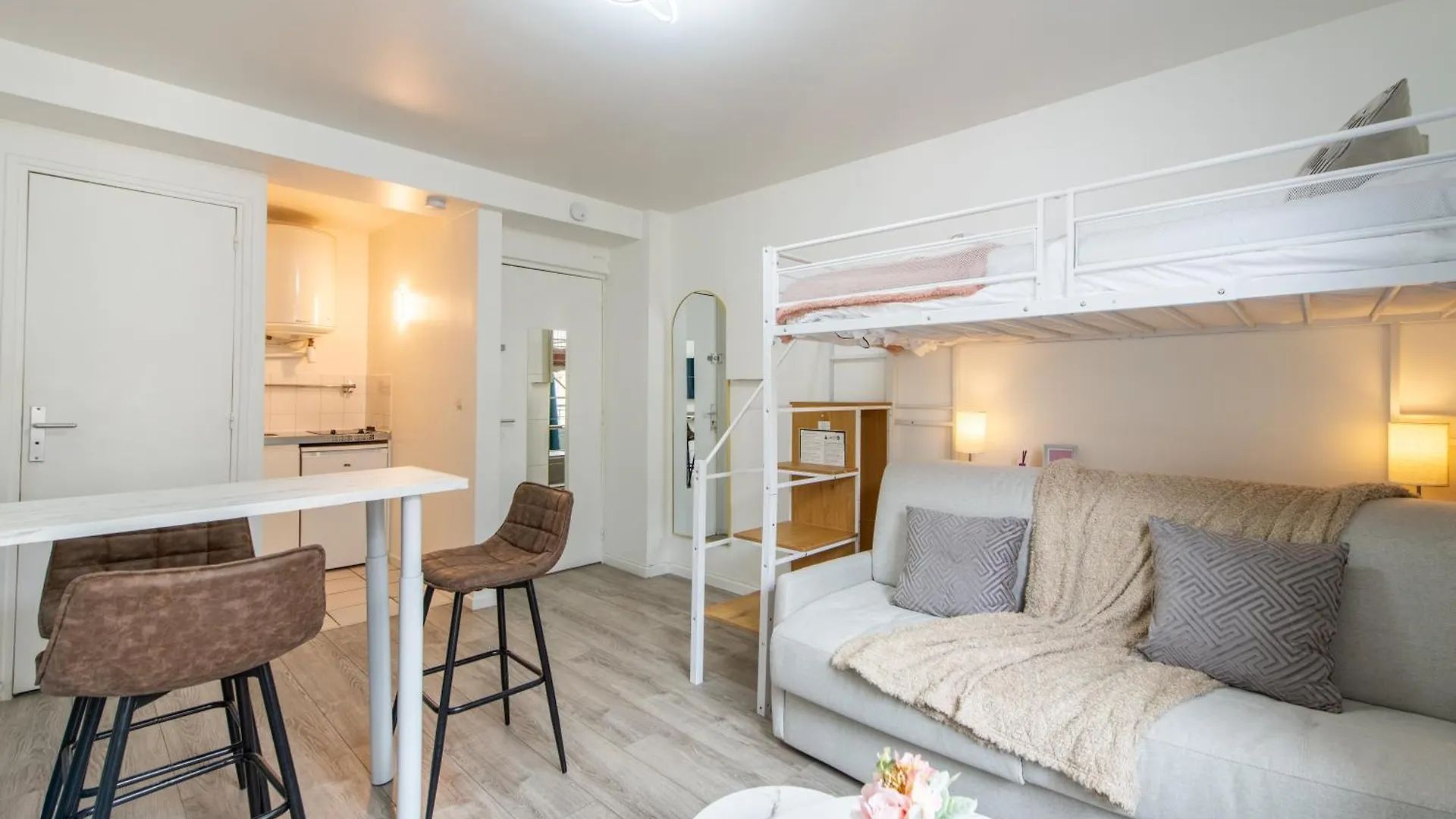 Best Deal! Modern Studio In Vibrant Area Only 5 Minutes By Walk To Metro - Central Location contacts